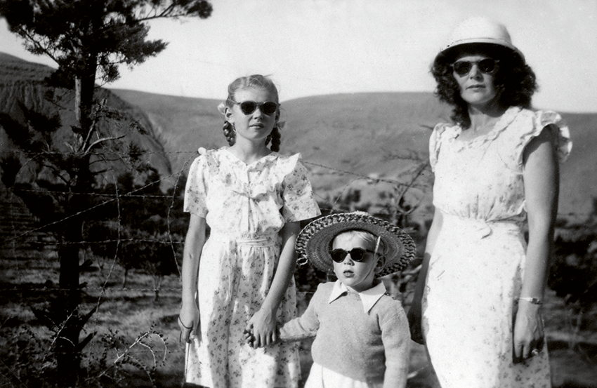 Marokā. Pie Dauratas spēkstacijas 1949. gada vasarā kopā ar mammu un brālīti Edvīnu. «Mātei un meitai mugurā ar roku šūtas katūna kleitas, kurām audums pirkts vietējā iksestdienas lauku tirdziņā.» Ģimene no bēgļu nometnes Vācijā 1949. gada aprīlī nonāca franču Marokā un nodzīvoja tur piecus gadus, līdz 1954. gadā izdevās pārcelties uz Kanādu. Foto no privātā arhīva