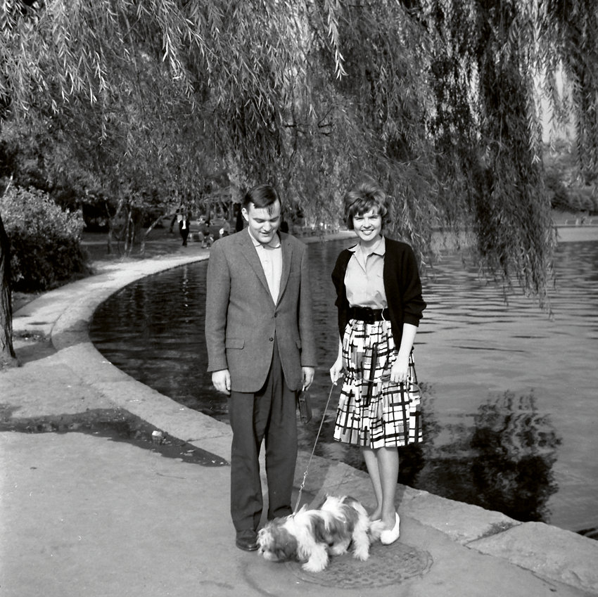 Monreālas centrālajā parkā. Vaira ar Imantu un Lhasas apso šķirnes Sunīti pie Bebru dīķa, 1962. gads. Pāris vienmēr mīlējis mājdzīvniekus, arī prezidentūras laikā viņiem bija uzticams draugs — japāņu hinu šķirnes suņuks Fumis. Foto no privātā arhīva