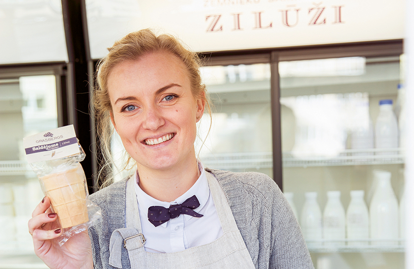 Šogad Grasbergs atvēra savu kiosku Valmierā un startēja arī veikalos ar saldējumu. Visvairāk pirktais saldējums ir griljāžas. Foto — Matīss Markovskis