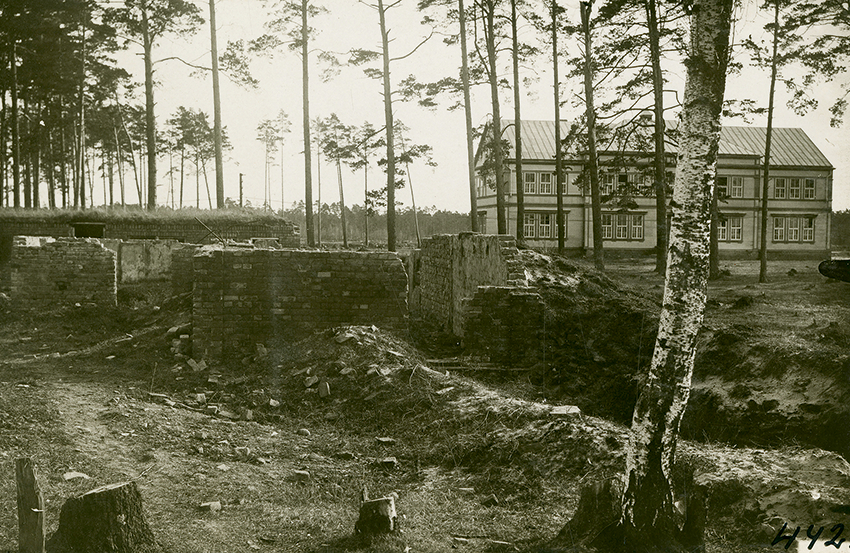 Gruveši un ierakumu paliekas Jūrmalā. Foto no Latvijas Kara muzeja krājuma