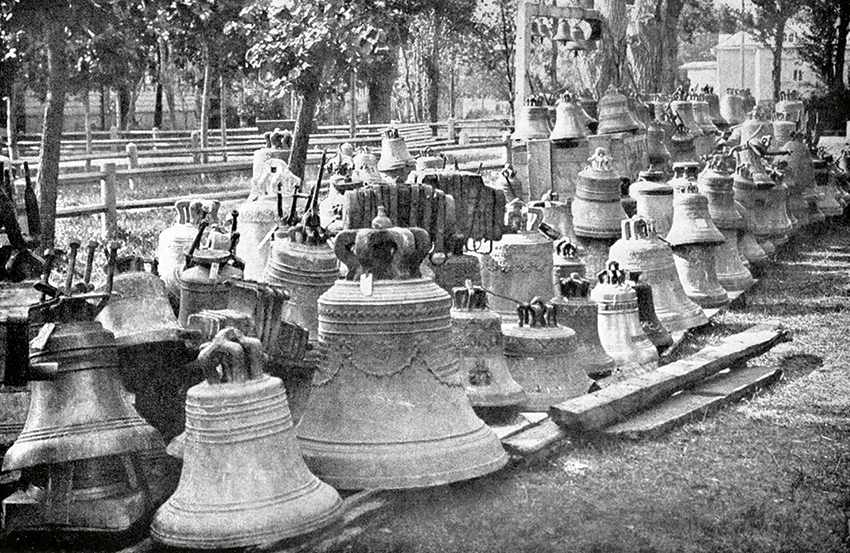 Baznīcu zvani, kas 1915. un 1916. gadā savesti Maskavā no piefrontes joslas. Foto no Latvijas Kara muzeja krājuma