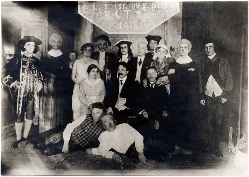 Rīgas Latviešu teātra 50 gadu pastāvēšanas piemiņas izrādes aktieri. 1918. gada jūnijs. Foto no Latvijas Kara muzeja krājuma