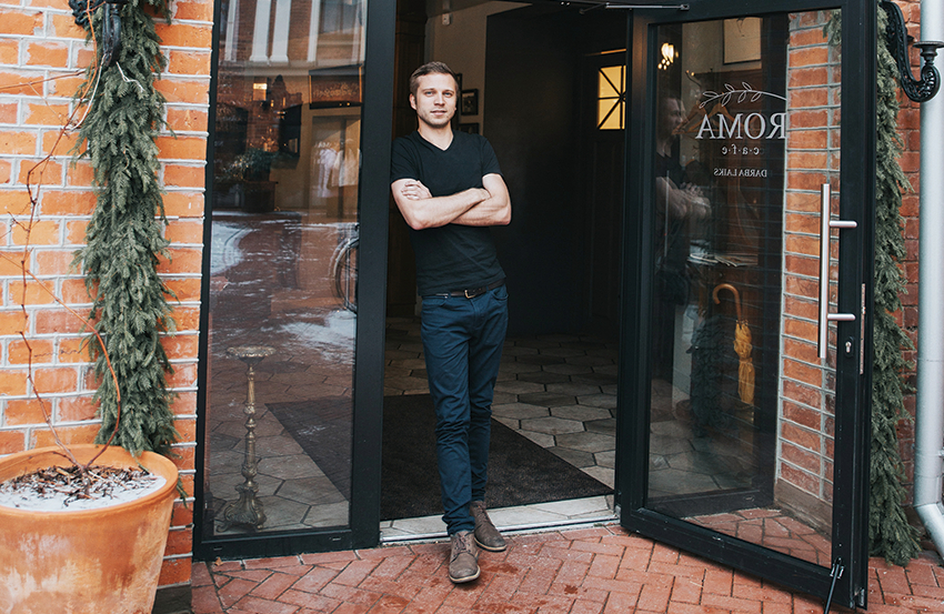 Pie sava restorāna Roma Liepājā. Foto — Lauris Aizupietis