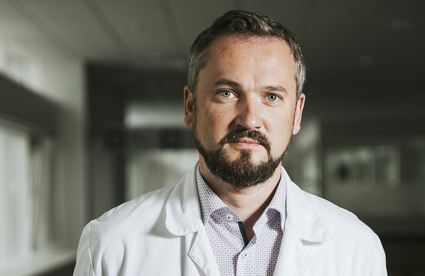 Austrumu slimnīcas medicīnas direktora vietnieks Haralds Plaudis paredz, ka sarežģītāk būs nodrošināt visu pakalpojumu klāstu no 2022. gada sākuma. «Vēl joprojām ārsti var strādāt daudzas virsstundas, bet drīz vairs nevarēs.» Foto — Lauris Aizupietis
