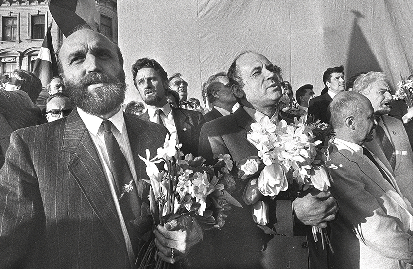 Ivars Godmanis (pa kreisi priekšplānā) Daugavmalā pēc balsojuma Augstākajā Padomē par Neatkarības deklarāciju 1990. gada 4. maijā