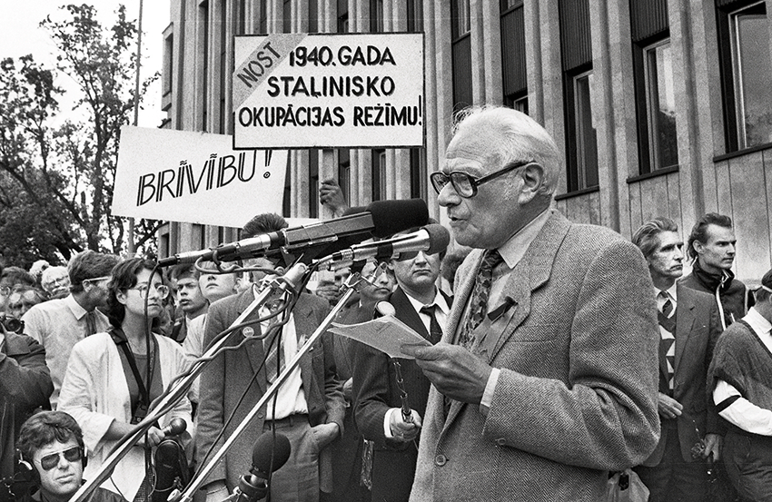 Mavriks Vulfsons uzrunā mītiņa dalībniekus pie Politiskās izglītības nama 1988. gada 14. jūnijā