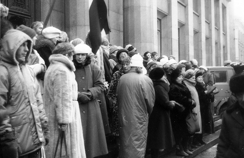 Ministru Padomes ieejas durvis apsargāja atsevišķa LTF dalībnieku grupa, bet pie tām satikās daudzi