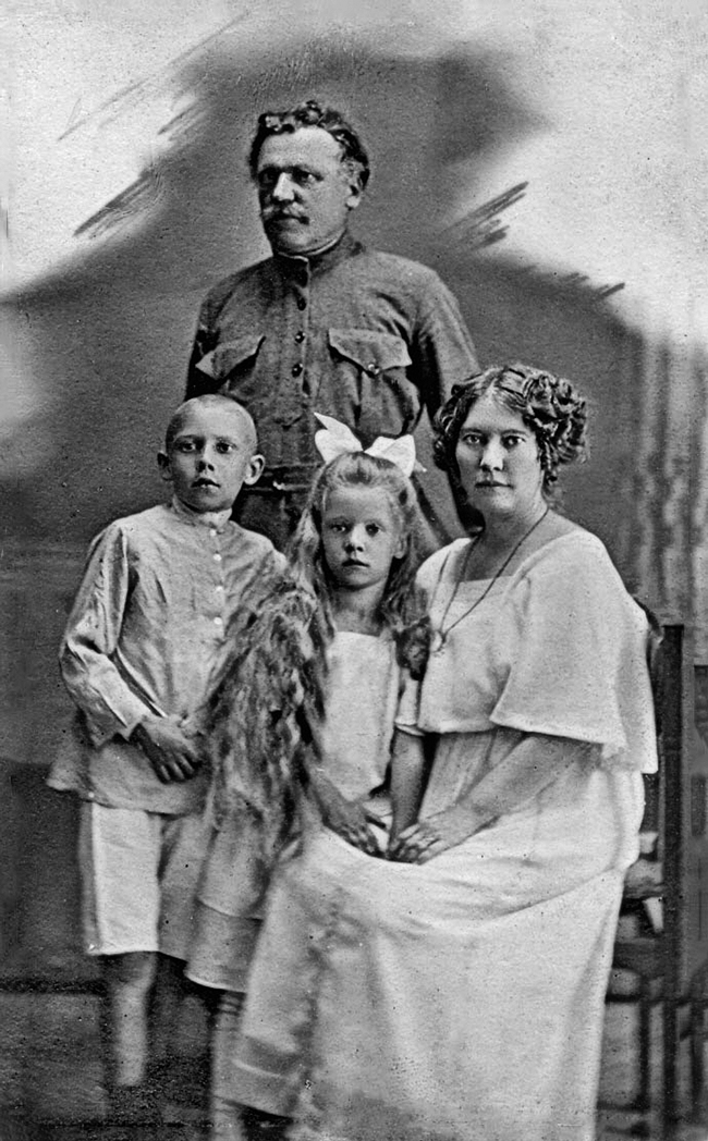 Dāvis (Dāvids) Seskis ar sievu Ellu un bērniem Igoru un Āriju ap 1920. gadu Padomju Krievijā. Foto no Marijas Ņesterovas privātā arhīva