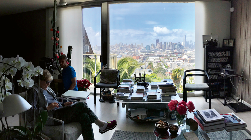 Sanfrancisko panorāma no Staprānu ģimenes dzīvokļa. Mājoklis atrodas pakalnā, no kura pilsēta pārredzama gluži kā no putna lidojuma