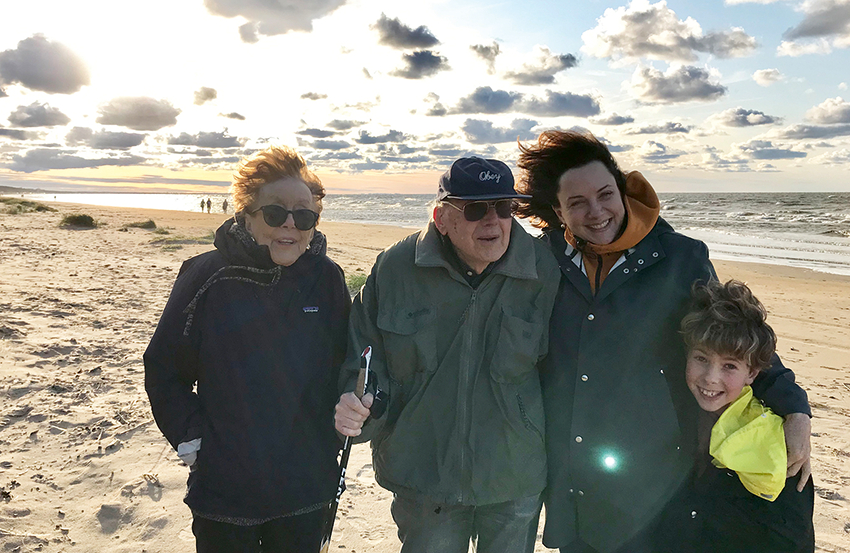 Ilona un Raimonds Staprāni kopā ar meitu Aldu un jaunāko mazdēlu Tomu Jūrmalā