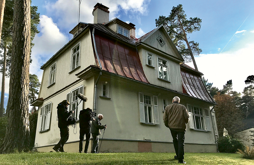 Dokumentālās filmas Sarkanais šķūnis tapšanas laikā pie ģimenes mājas Jūrmalā, kas mantota no Raimonda Staprāna vecākiem