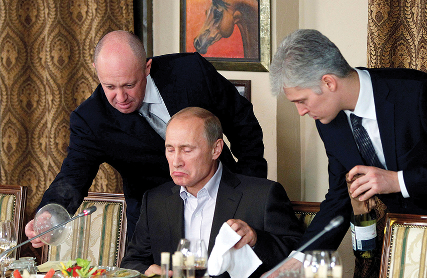 Jevgeņijs Prigožins apkalpo Vladimiru Putinu kādās vakariņās piemaskavas restorānā Cheval Blanc 2011. gadā. Foto — Scanpix