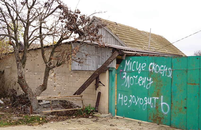 Šeit pastrādāts noziegums, iekšā neiet! — brīdinājums uz kādas privātmājas vārtiem Arhangeļskas ciemā Hersonas apgabala ziemeļaustrumos