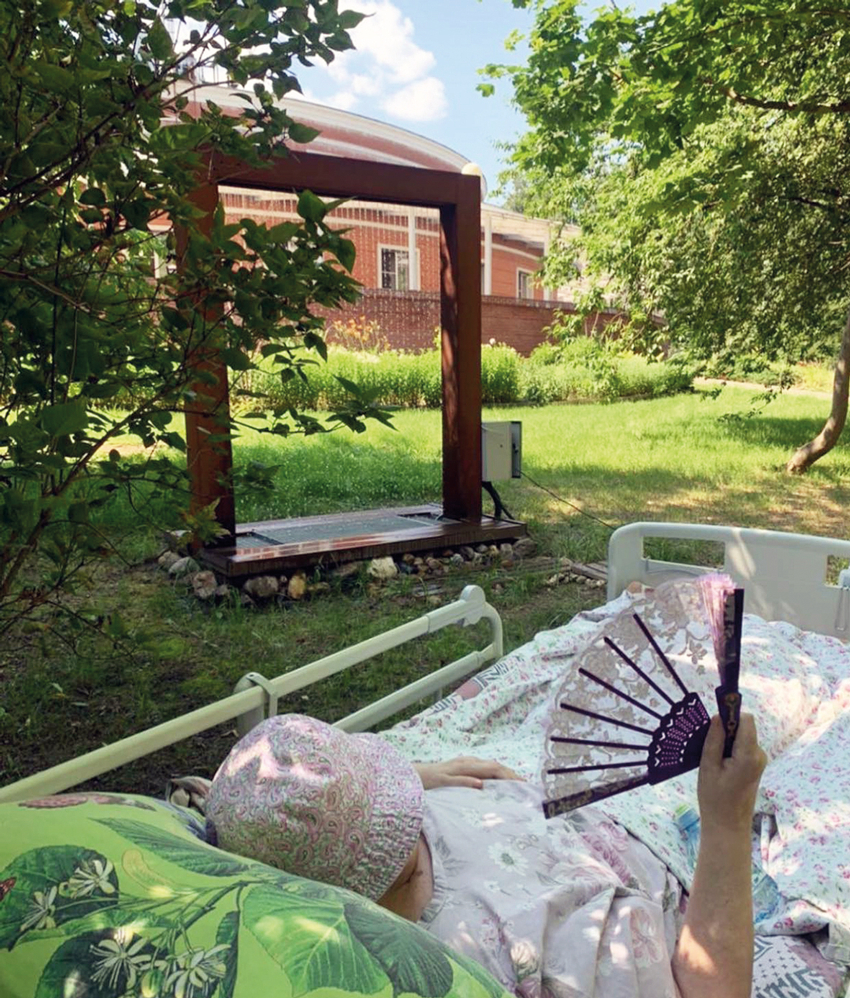 Hospiss Māja aprūpe dod iespēju pacientu ar īpašu gultu izvest laukā, nevis visu laiku pavadīt četrās sienās. Foto no privātā arhīva
