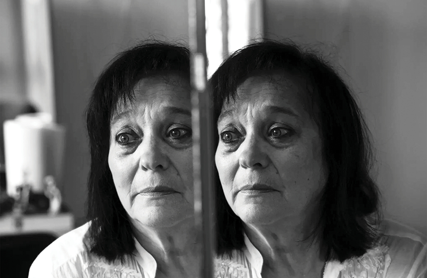Teātra muzikālā vadītāja Vira Ļebedinska tagad dzīvo Ukrainas rietumu pilsētā Užhorodā. Foto — The New York Times