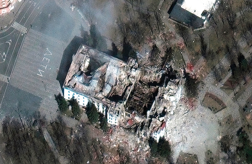 Skats uz sabombardēto teātri no Maxar Technologies satelīta 29. martā. Foto — The New York Times
