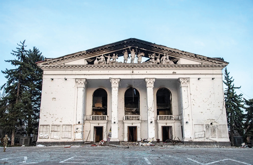 Padomju monumentālā klasicisma stilā celtais teātris bija viena no grandiozākajām ēkām Mariupolē. Foto — The New York Times
