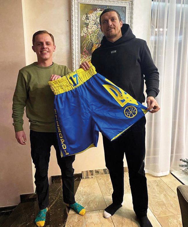 Oleksandra izsoļu partneris Jehors Holubs kopā ar bokseri Oleksandru Usiku, kurš izsolei piedāvāja vienus no saviem šortiem. Foto no personīgā arhīva