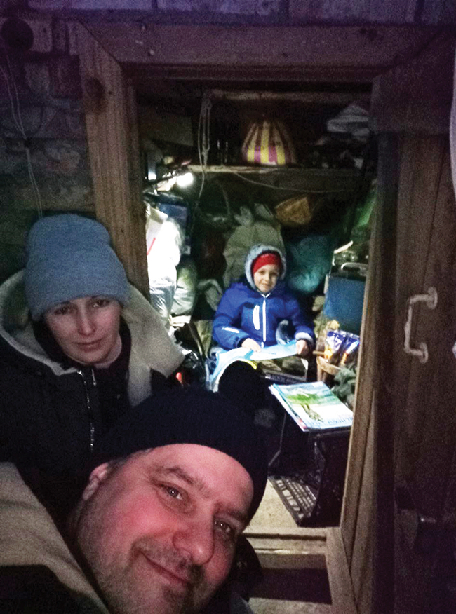 Serhijs ar sievu un dēlu mājas pagrabā kara pirmajās dienās. Foto no personīgā arhīva