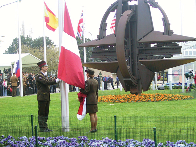 Latvijas karoga pacelšana pie NATO mītnes Briselē 2004. gada 2. aprīlī. Foto no Ārlietu ministrijas arhīva