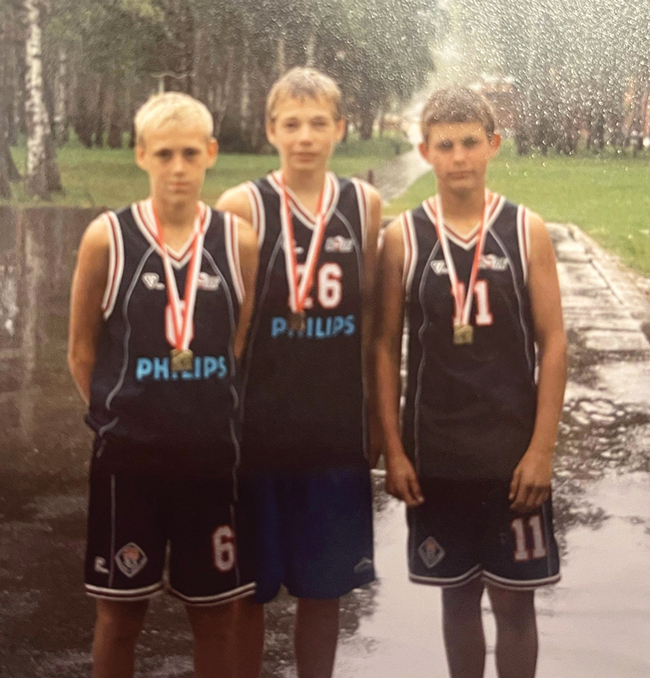 Naura pirmā medaļa strītbolā kopā ar komandas biedriem. Foto no personīgā arhīva
