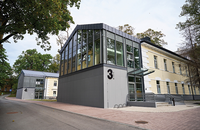 Jūlijā pilnīgi pabeigtas vēsturiskās «dvīņu mājas». Moderna renovācija, saglabājot un atjaunojot ēku vēsturisko fasādi
