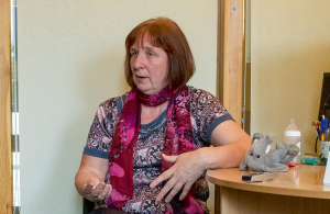 Kandavniece Dzintra Ābola izaudzinājusi sešas savas meitas un bijusi audžumamma 20 bērniem. Tagad saņem pensiju — 159 eiro mēnesī. Foto — Alise Šulca, Picture Agency