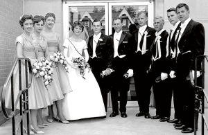 Kāzas. Pie Toronto Universitātes kapelas durvīm kopā ar līgavas māsām un maršaliem Vairas un Imanta laulību dienā 1960. gada 16. jūlijā.