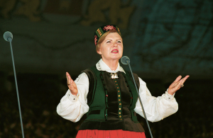 «Mēs esam stipra tauta!» 2001. gadā Rīgas 800. jubilejas Dziesmusvētkos prezidente kopā ar tūkstošiem svētku dalībnieku estrādē skandēja: «Mēs esam diženi!», aicinot ikvienu noticēt saviem spēkiem un rīkoties tā, lai varētu lepoties ar Latvijas valsti tāpat kā ar tautu. Foto no privātā arhīva