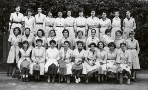 Koledžā. 1954. gada maijā mācību gada noslēgums Mers-Sultan meiteņu koledžā Kasablankā, Vaira otrajā rindā pirmā no labās. «Meitenēm gaiši skolas ķiteļi, kas visas padarīja demokrātiski vienlīdzīgas. Pirmajā rindā bagātu vecāku meita tomēr tur pogas vaļā, lai izrādītu savu tērpu.» Foto no privātā arhīva