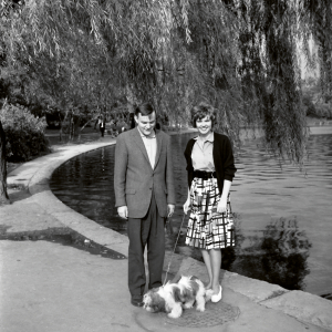 Monreālas centrālajā parkā. Vaira ar Imantu un Lhasas apso šķirnes Sunīti pie Bebru dīķa, 1962. gads. Pāris vienmēr mīlējis mājdzīvniekus, arī prezidentūras laikā viņiem bija uzticams draugs — japāņu hinu šķirnes suņuks Fumis. Foto no privātā arhīva