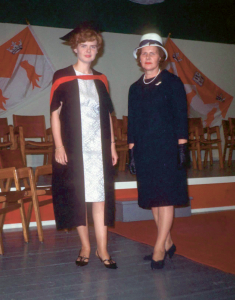 Jaunā doktore. 1965. gadā kopā ar mammu Makgila Universitātē Monreālā, saņemot doktora grādu eksperimentālajā psiholoģijā. «Mamma bija lepna, atbrauca no Toronto uz izlaidumu Monreālā un uzdāvināja man par piemiņu zelta rokassprādzi, ko valkāju vēl šodien.» Foto no privātā arhīva