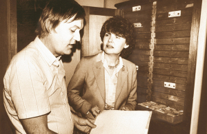 Pie Dainu skapja. Kopā ar Imantu 1987. gadā Latvijas Zinātņu akadēmijā. Ar tautasdziesmu pētniecību Vaira kopā ar Imantu, informātikas ekspertu, nodarbojās visa mūža garumā. Viņu saules dainu pētījums Trejādas saules tagad izdots piecos sējumos. Foto no privātā arhīva