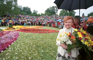 Paldies! Dainu kalnā 2007. gada jūlijā pie Ziedu saules — no Latvijas malu malām cilvēku vestiem un sūtītiem ziediem kā pateicību par prezidentes darbu. Foto no privātā arhīva