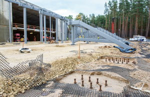 Estrādē top konstrukcija kāpnēm, pa kurām skatītāji nokļūs sēdvietās. Foto — Edmunds Brencis, Picture Agency