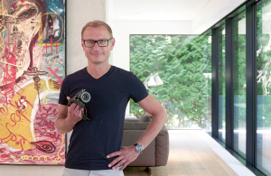 «Man prasa, vai fotoaparāts kadrā ir tikai aksesuārs. Ierosina ņemt naudu par produkta izvietošanu. Atvainojiet, tas nav nekāds produkts, tas ir mans mīļais fotoaparāts! Sekotāji soctīklos zina, ka tas arī strādā.» Foto no privātā arhīva