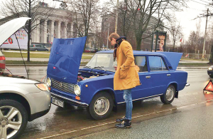 «Lūk, kāpēc nosprāga PSRS! Atslēgu sēriju par perestroiku filmējām ar vecu žiguli. Gorbačovs toreiz brauca uz Rīgu, lai mudinātu strādāt labāk, ražot kvalitatīvāk. Žigulis perfekti iejutās lomā — plīsa vienā laidā.» Foto no privātā arhīva