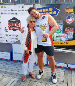 Ar vecmāmiņu Ilzi sacensībās Talsos. Foto no personīgā arhīva