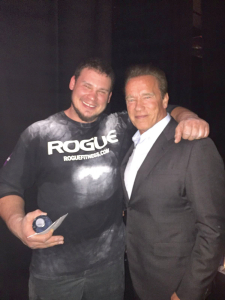Mārtiņš ar Arnoldu Švarcenegeru Arnold Classic Strongman sacensībās Ohaio štatā 2017. gadā. Foto no personīgā arhīva