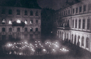 Lāpu gājiens Rātslaukumā. 1918. gada 2. septembris. Foto no Latvijas Kara muzeja krājuma