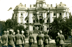Vācu varas simbola — pieminekļa par godu Rīgas atbrīvošanas gadadienai — atklāšana. Rīga, 1918. gada 3. septembris. Foto no Latvijas Kara muzeja krājuma