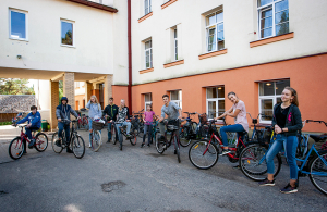 Skolēni no Apes vidusskolas stāsta, ka brauc, jo «patīk», «var ilgāk pagulēt», «starpbrīdī var paspēt uz veikalu». Daži minas arī ziemā. No Apes vidusskolas 157 bērniem brauc aptuveni trešdaļa. Tie, kuri mācās mūzikas skolā, pēc skolas aizminas uz to paši, vecākiem nav jāved. Foto — Ieva Salmane