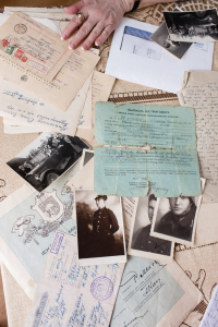 1951. gada decembrī Mildai Zobinai atsūtītā kara tribunāla izziņa, kas vēstīja, ka vīrs notiesāts kā sevišķi bīstams noziedznieks ar brīvības atņemšanu uz 25 gadiem. Zem tās — tēva jaunības bildes. Foto — Ieva Salmane