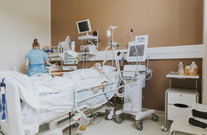 Austrumu slimnīcā strādā vairāk nekā četri tūkstoši mediķu, taču slimnīcā pietrūkst 133 ārstu dažādās specialitātēs. Visvairāk vakanču ir anesteziologu reanimatologu specialitātē. Foto — Lauris Aizupietis