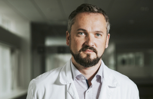 Austrumu slimnīcas medicīnas direktora vietnieks Haralds Plaudis paredz, ka sarežģītāk būs nodrošināt visu pakalpojumu klāstu no 2022. gada sākuma. «Vēl joprojām ārsti var strādāt daudzas virsstundas, bet drīz vairs nevarēs.» Foto — Lauris Aizupietis
