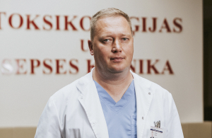 «Augsti profilētas slimnīcas nav domātas, lai pagulētu un paārstētos, tās domātas specifiskām, sarežģītām operācijām un procedūrām, kuru veikšanai vajadzīgas jaudīgas tehnoloģijas, manipulācijām un izmeklējumiem,» saka Toksikoloģijas un sepses klīnikas vadītājs Oļegs Šuba. Foto — Lauris Aizupietis