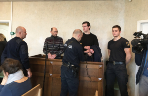 Uz apsūdzēto sola dzemdībās mirušās sievietes tēvs Valdis Simsons un vīrs Renārs Jēgermanis. Foto — Baiba Kļava