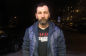 «Man ir milzīgi daudz grēku. Es mēģinu dzīvot, kaut kā izdzīvot un ar laiku kļūt labāks. Gribētu nomirt labāks, nekā tagad esmu,» saka Arsens Sarkisovs, kurš apsūdzēts par sutenerismu grupā un bordeļa turēšanu. Foto — Indra Sprance