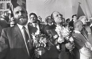 Ivars Godmanis (pa kreisi priekšplānā) Daugavmalā pēc balsojuma Augstākajā Padomē par Neatkarības deklarāciju 1990. gada 4. maijā