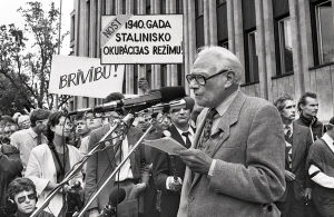 Mavriks Vulfsons uzrunā mītiņa dalībniekus pie Politiskās izglītības nama 1988. gada 14. jūnijā